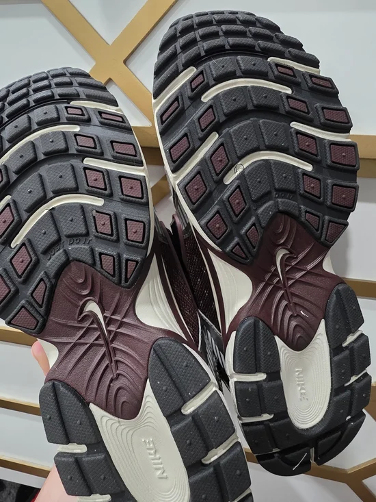 Nike Maroon and Silver Mesh Running Shoes Size 8 - Picture 3 of 5